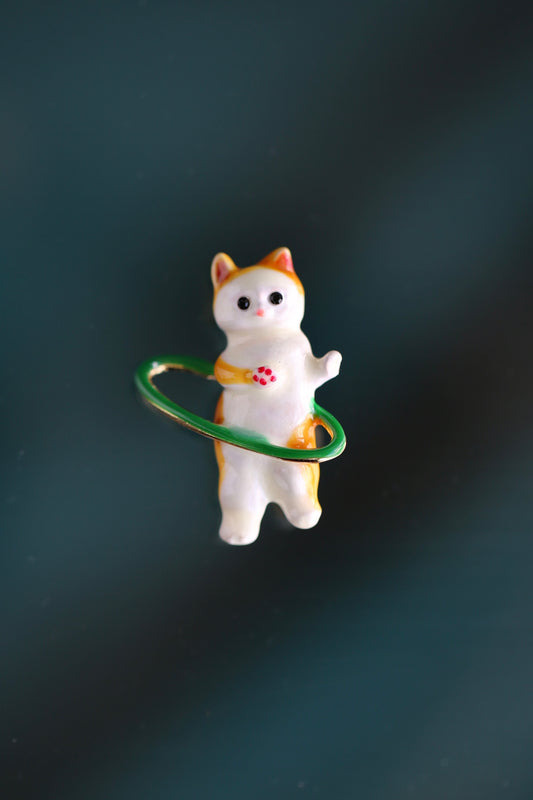 El broche del gato jugando al hula hoop(Naranja)
