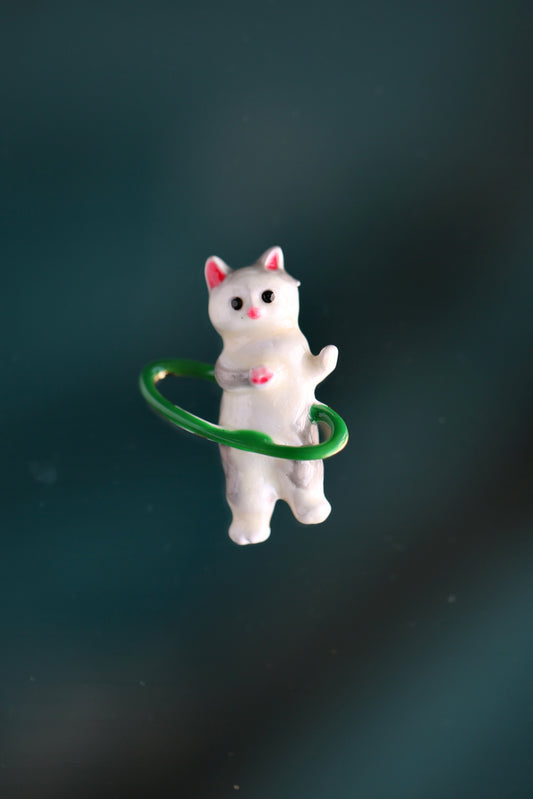 El broche del gato jugando al hula hoop(Gris)